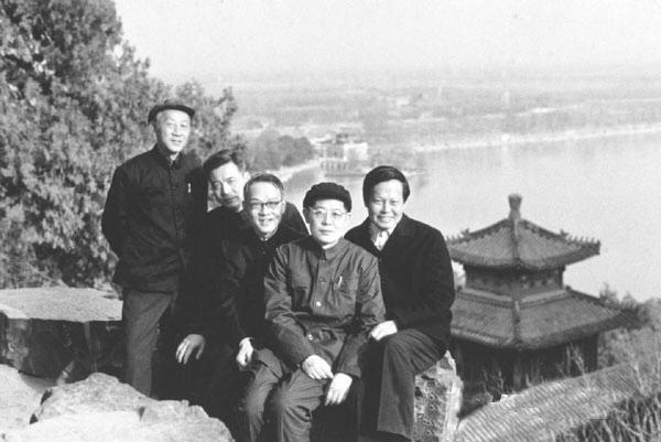 1974年，邓稼先（左二）游览北京颐和园。