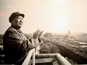 1966年毛泽东在天安门城楼上
