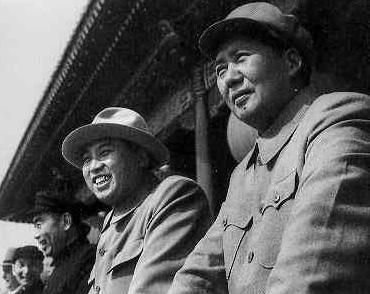 1954年和金日成在国庆典礼上(右)
