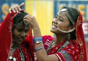 拉杰班西族妇女在世界土著人日活动梳妆打扮