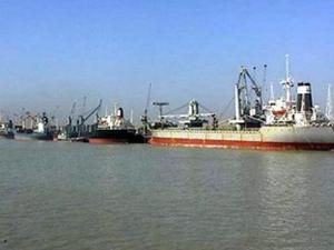 停泊在孟加拉国吉大港的船只