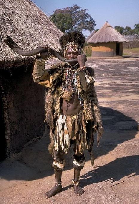 大津巴布韦古城附近修纳人的巫医