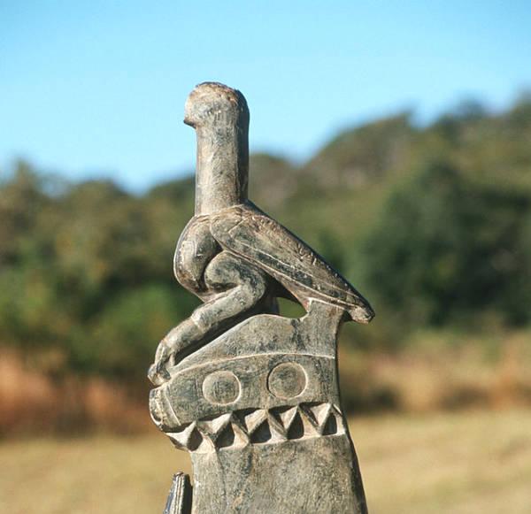 “津巴布韦鸟”与其石柱底座团聚