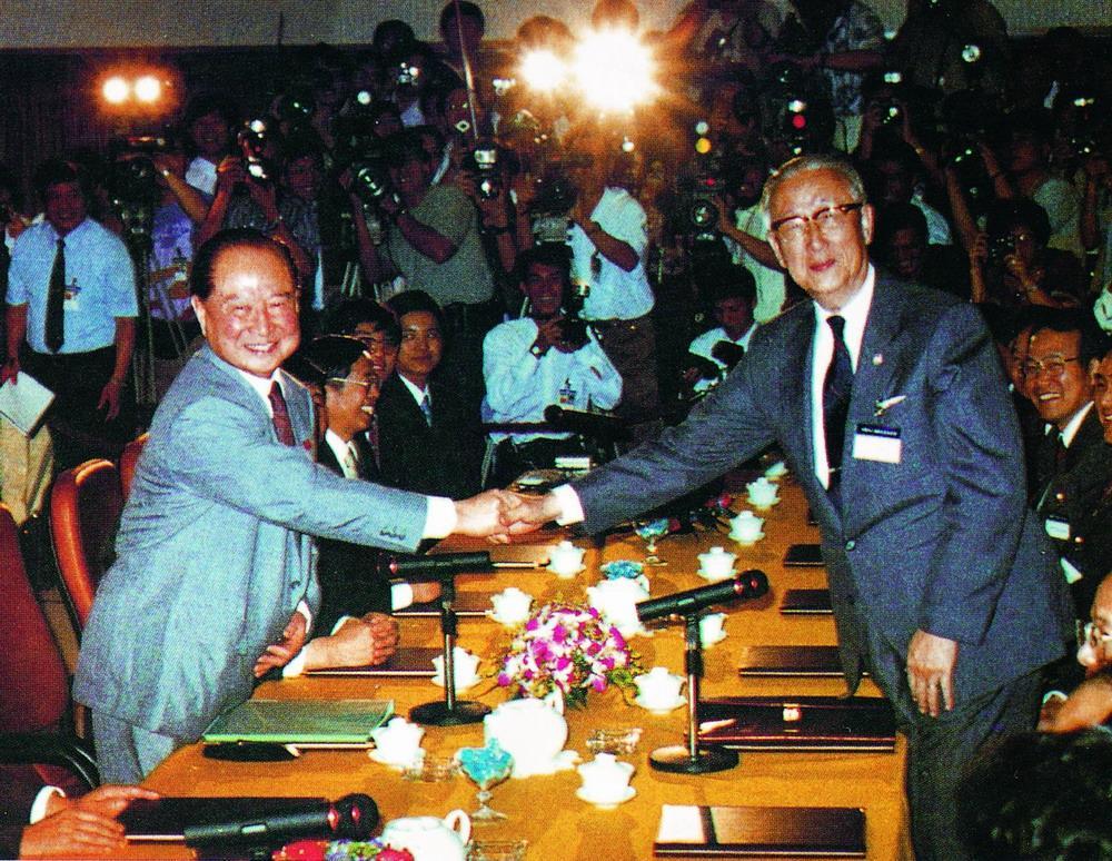 1993年4月汪辜会谈前汪道涵与辜振甫握手