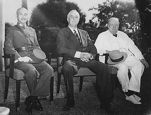 1943年12月1日中美英三国发表《开罗宣言》