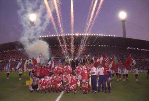 南斯拉夫足球队队员庆祝胜利