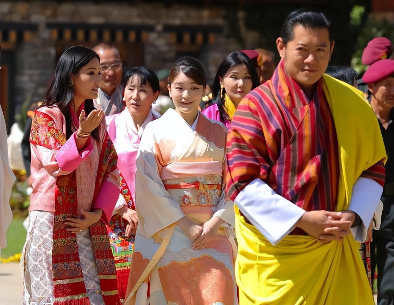 身着不丹传统服饰的当地居民