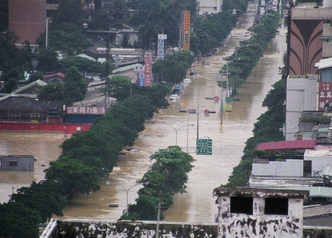 2001年中度台风百合过境后台北市的没顶车辆