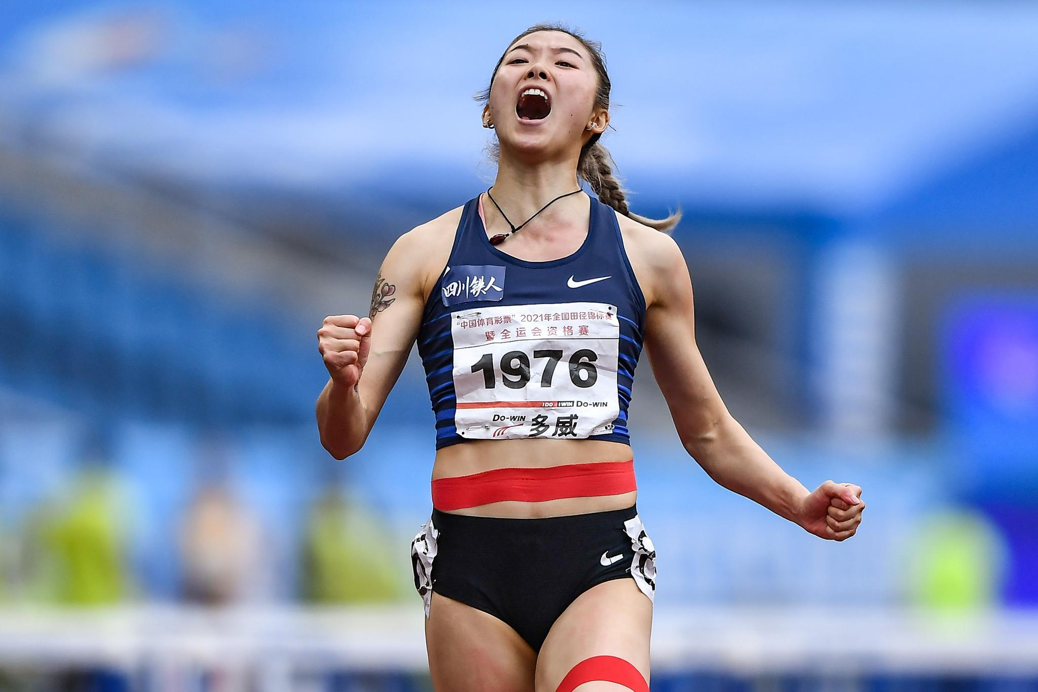 颜值和实力并存 吴艳妮以12秒93的成绩获得全国田径冠军赛女子100米栏冠军_凤凰网资讯_凤凰网